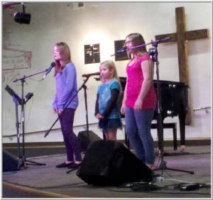THREE_GIRLS_SING_112711/LITTLE_GIRLS_SINGING_OFFERTORY.jpg